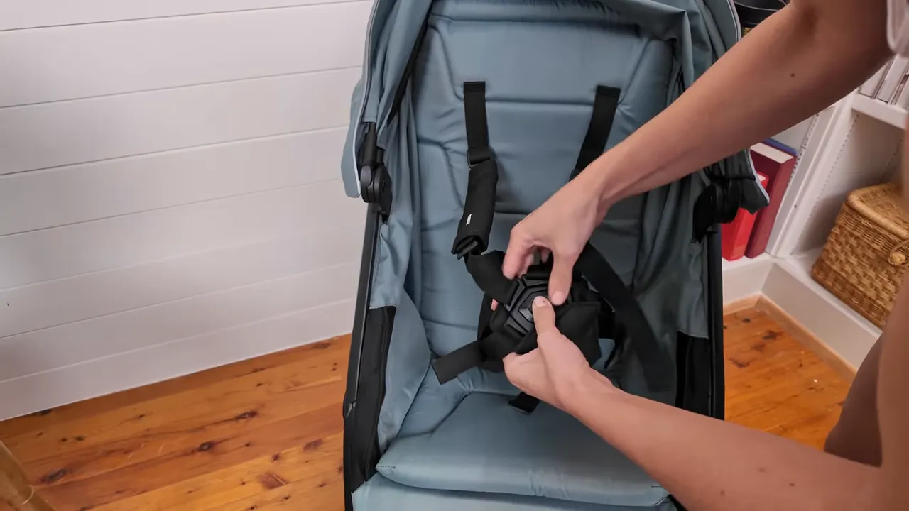 Demonstrating the Thule Spring 2 multi-step buckle and 5-point harness