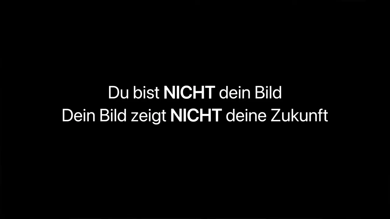 Person hält sich den unteren Rücken und deutet Rückenschmerzen an