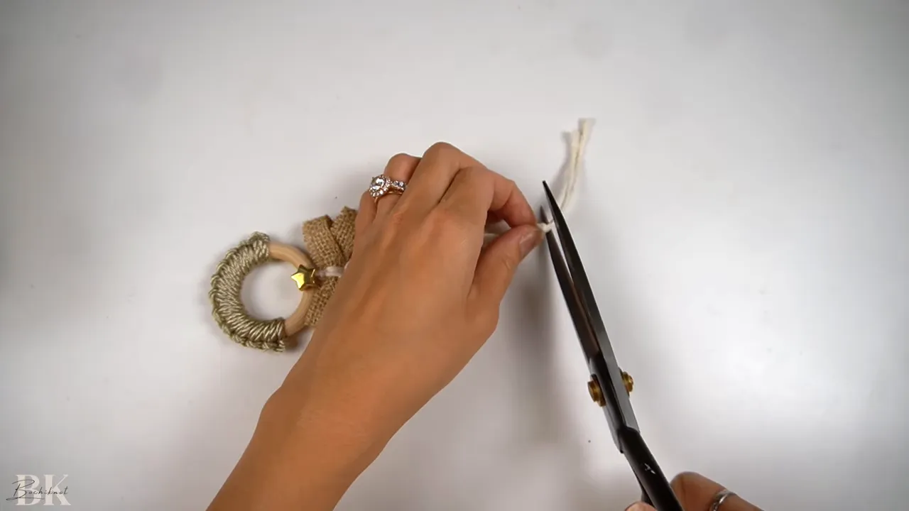 Tying the large overhand knot to make a hanger