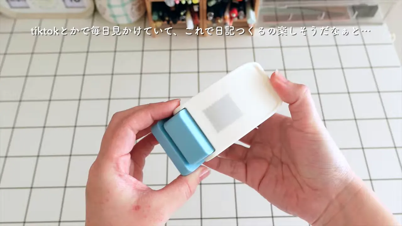 切手型クラフトパンチの刃(抜き口)が見える状態のアップ写真
