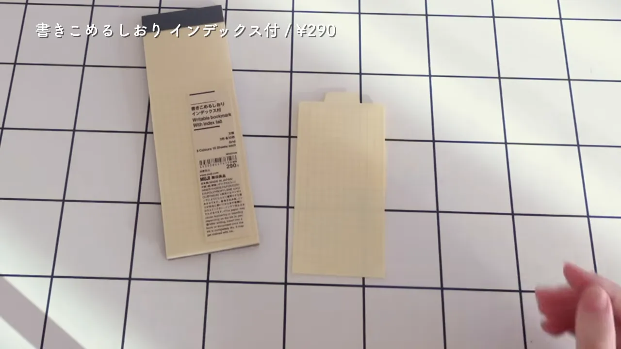 しおりにペンで文字を書き込んでいる手元の写真