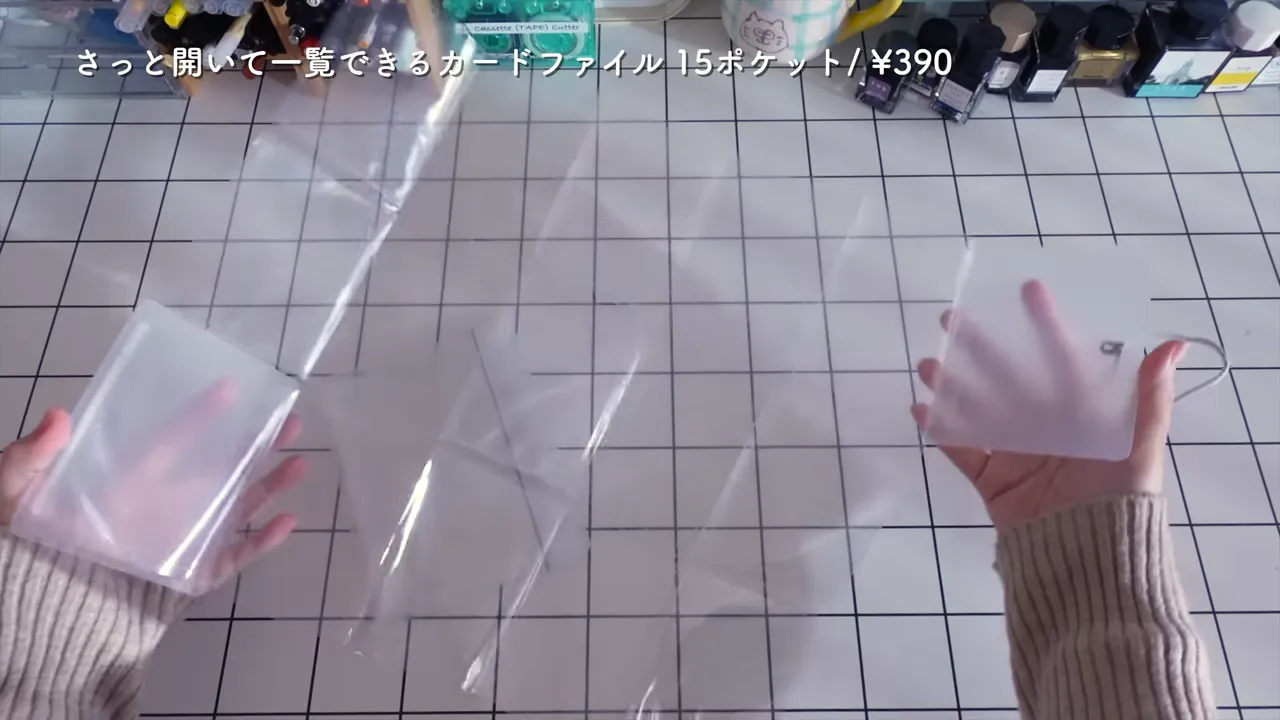 無印のさっと開いて一覧できるカードファイル(15ポケット)を開いて見せている手元の写真