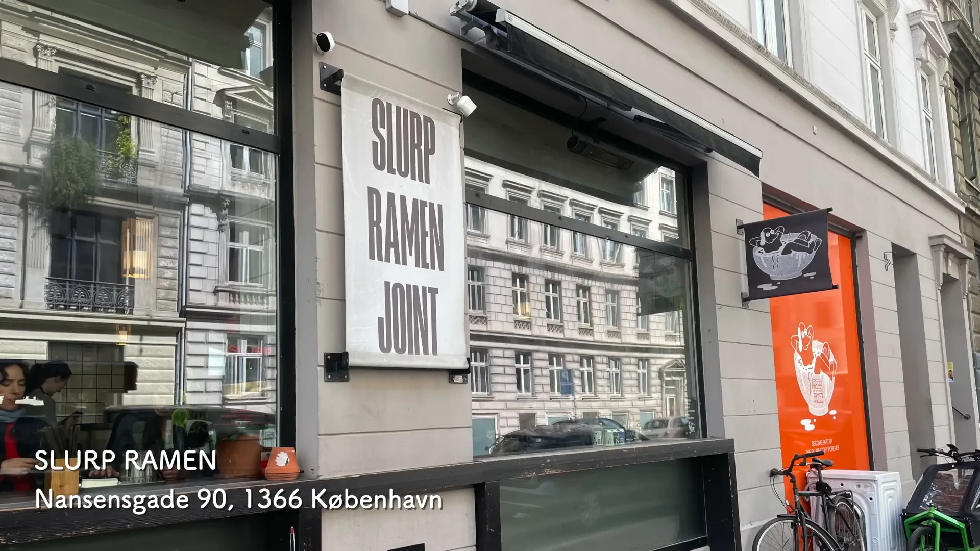 スラープの店内とラーメン