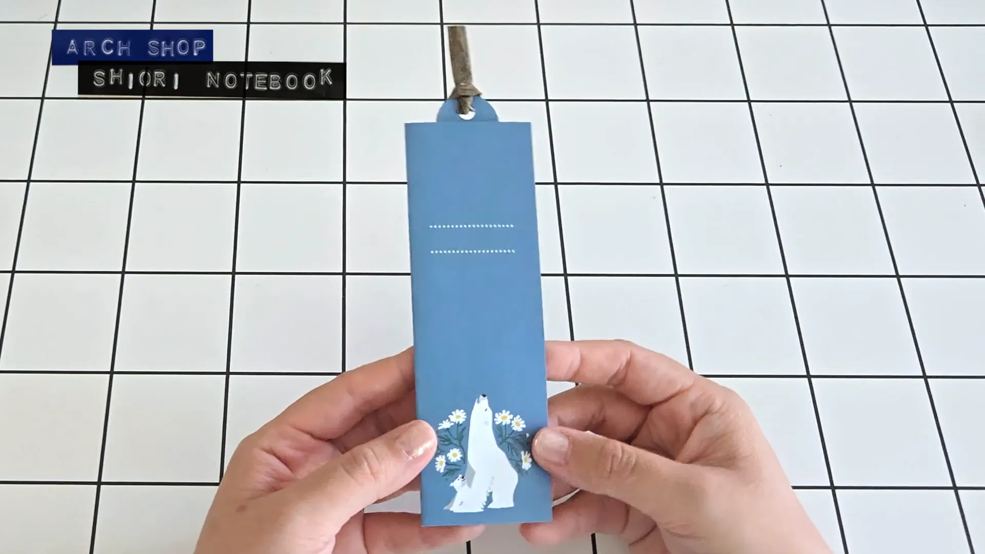 しおりノート（Shiori Note）を本に挟んでメモしている様子