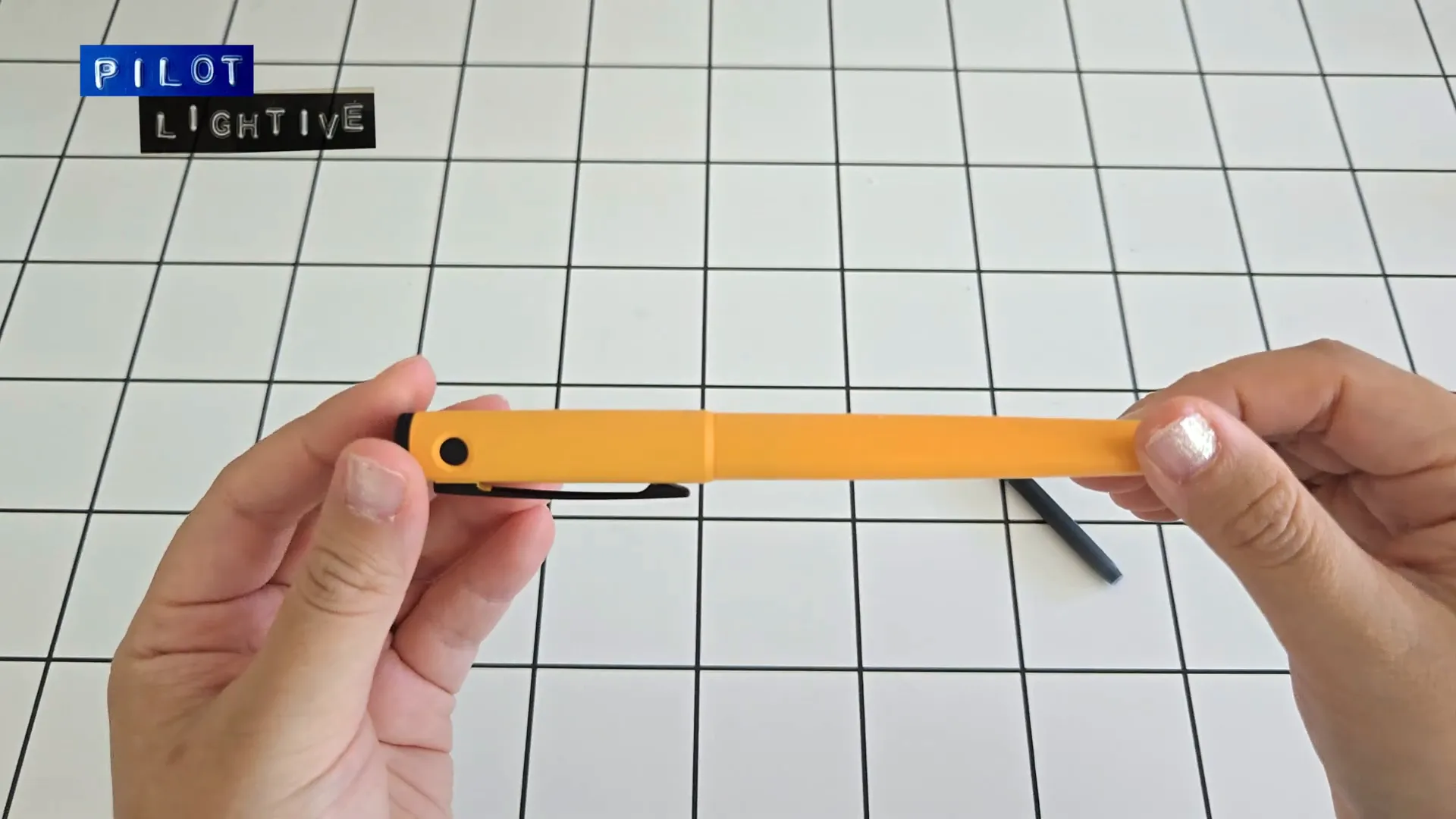 PILOTライティブの本体と付属カートリッジの様子