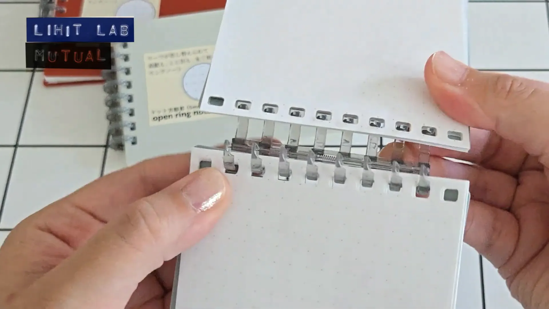 リヒトラブのオープンリングノートのリングを開けてリフィルを入れ替える様子