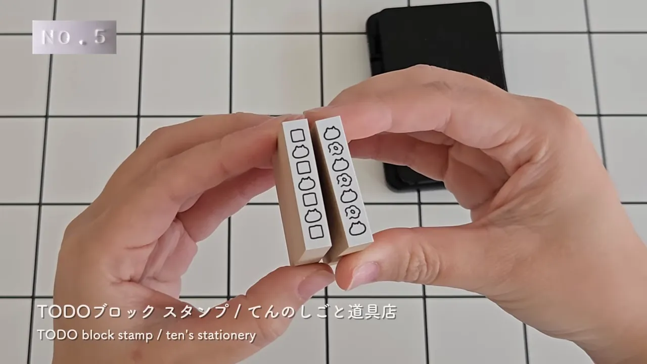TODOブロックスタンプで5mm方眼にぴったり押している様子