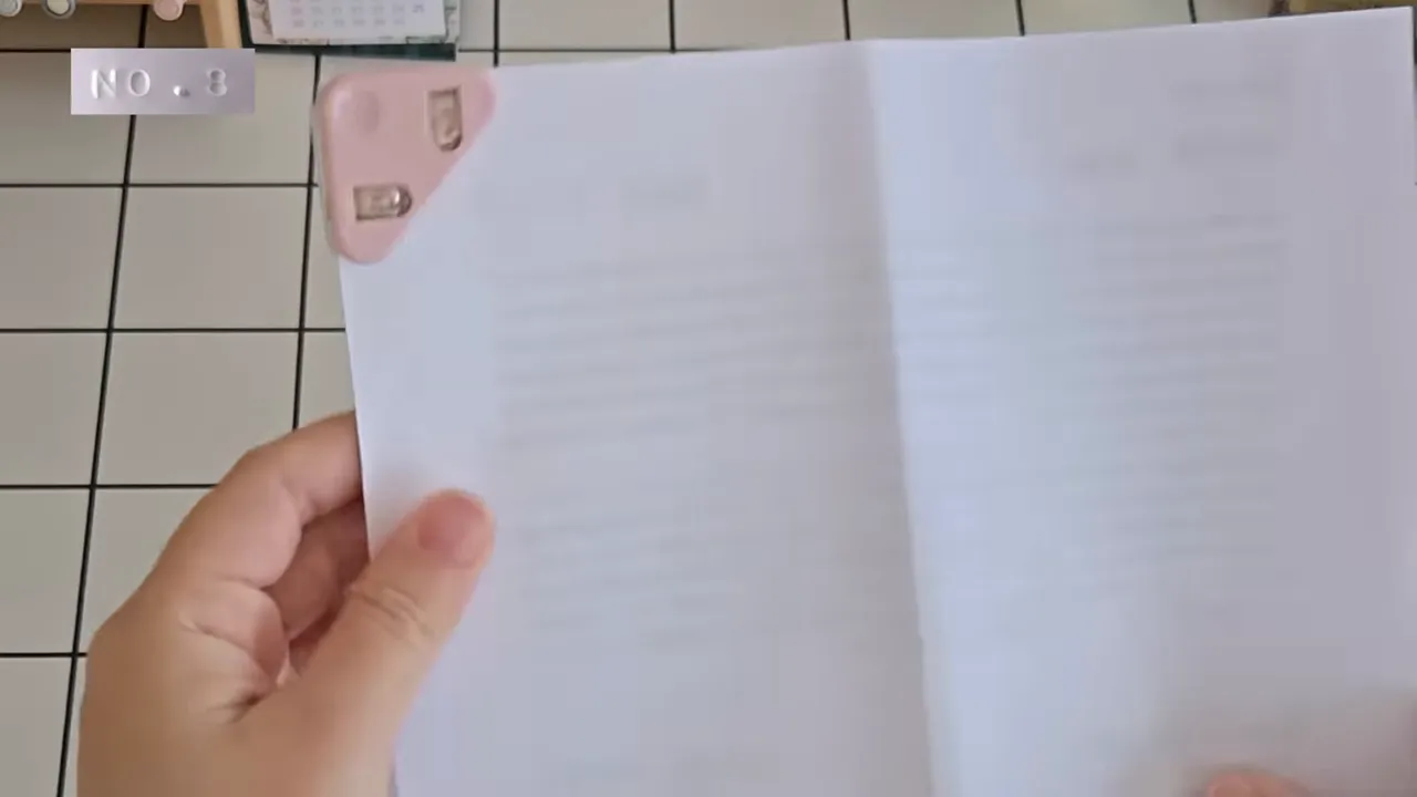 カドノクリップで資料の角を留めている写真