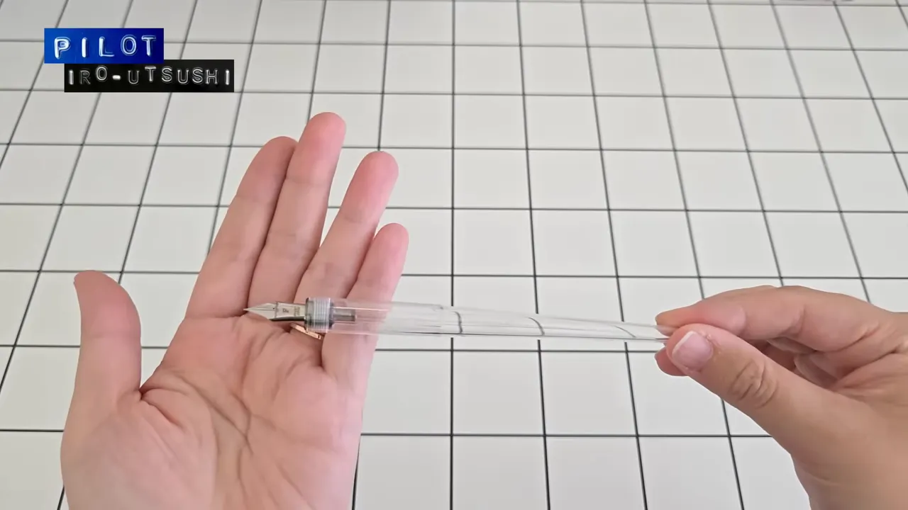 パイロット いろうつし 透明軸のつけペンを持って見せる