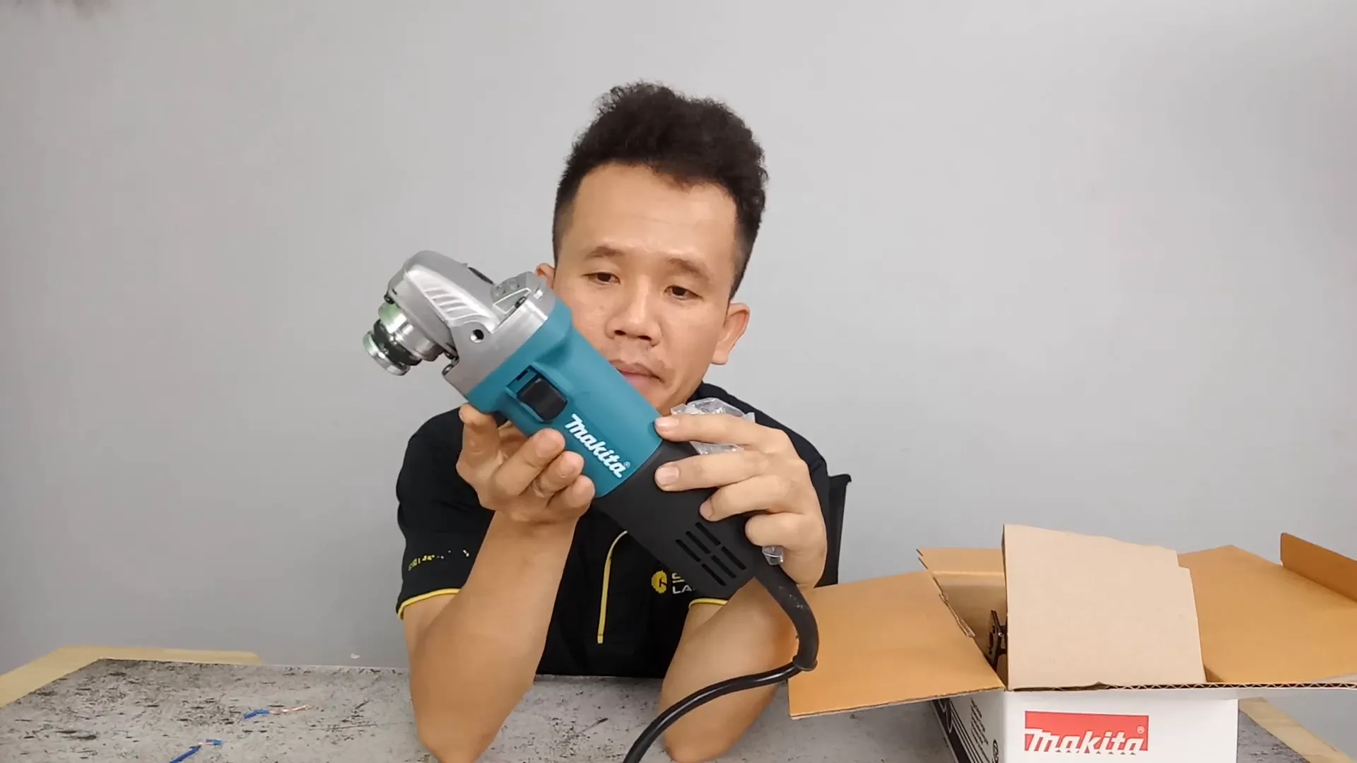 Thân máy mài cùng tay cầm, thể hiện dây dẫn và thiết kế tổng thể
