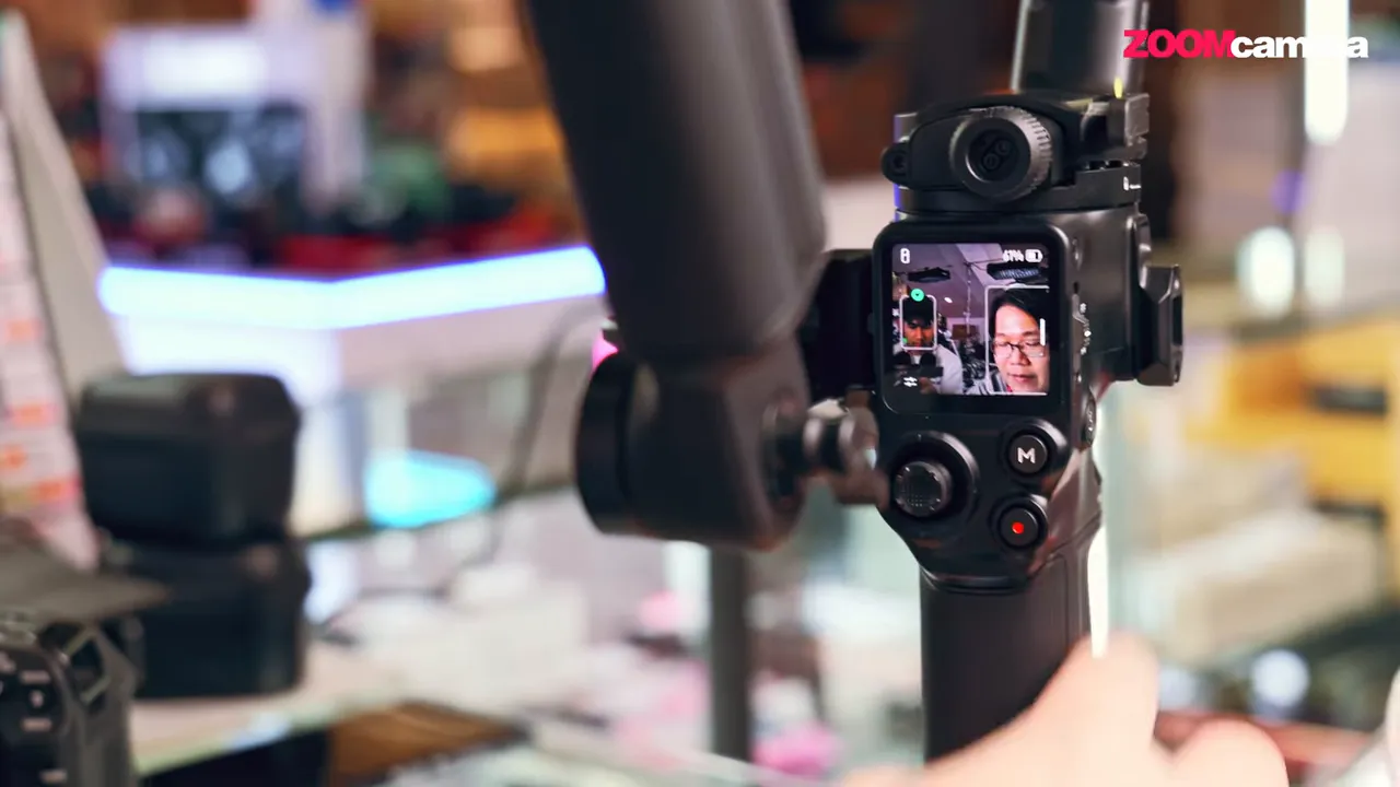 DJI RS5 กิมบอลตัวจบรุ่นใหม่ที่ไม่ได้แค่นิ่งขึ้น แต่ทำงานไวขึ้นจริง 6 DJI RS5 พร้อมจอควบคุมขณะอธิบาย RS Enhanced Intelligent Tracking