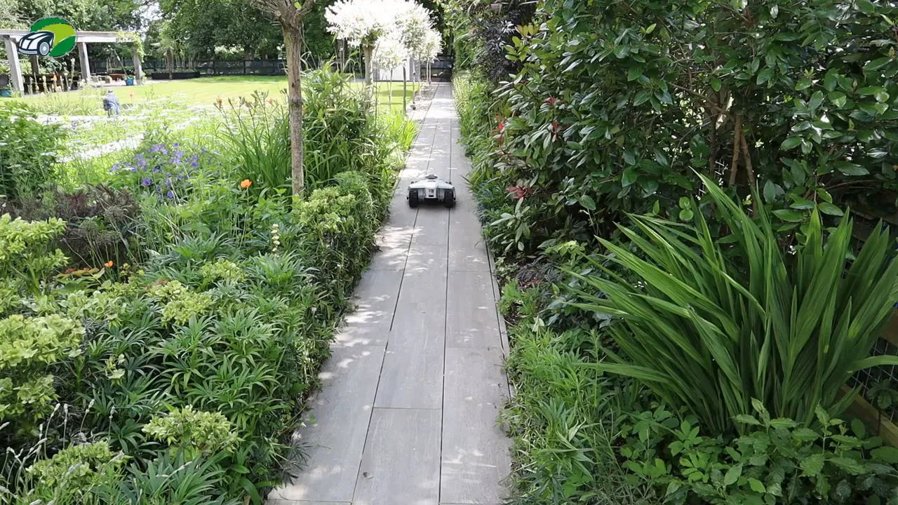 Mammotion app 'Area' mapping dialog with 3D lawn preview and Start button overlaid on the yard view