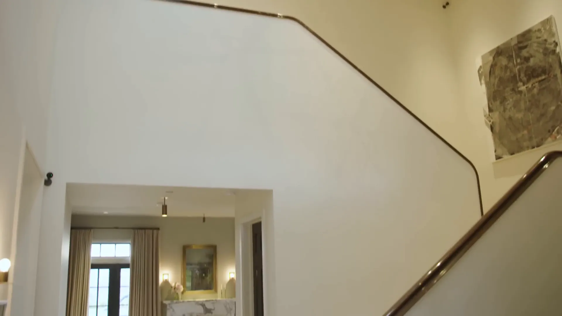 Streamlined staircase in the entryway