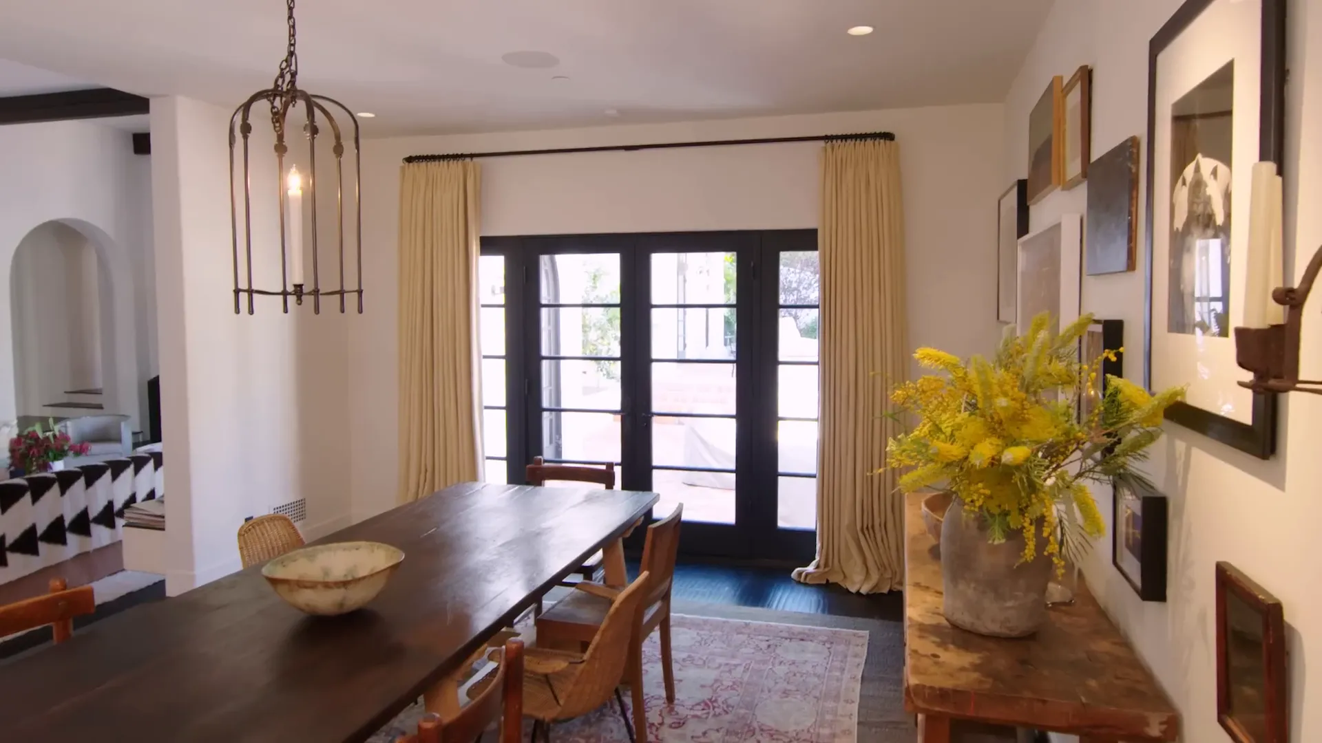 Cozy dining room with wooden elements