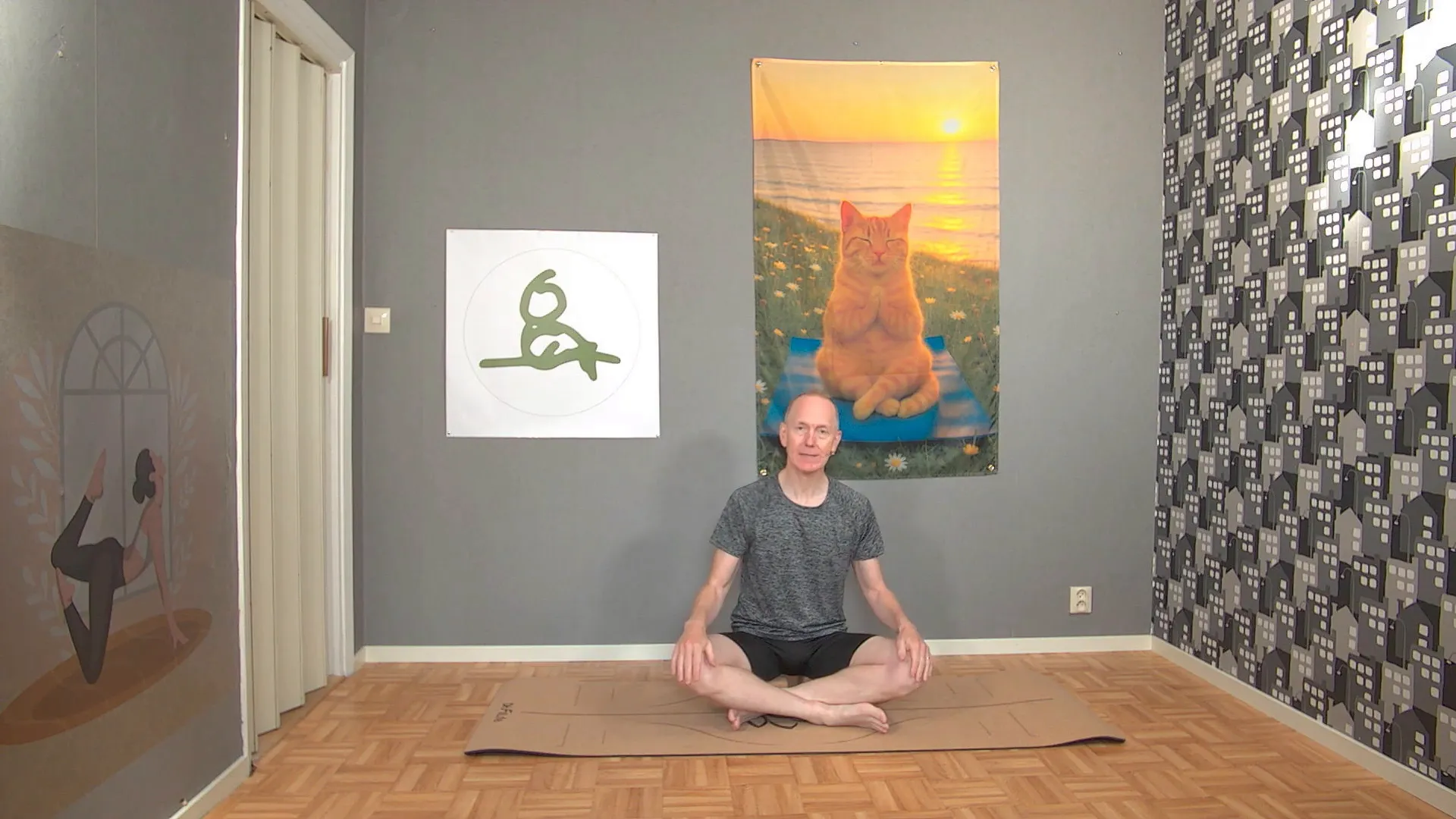 Sittande startposition på yogablock, armar vilande på benen