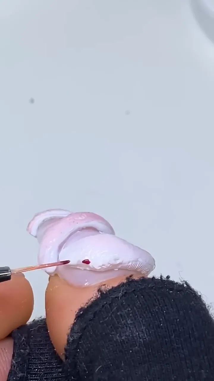 Rotes Auge auf dem Schlangennagel