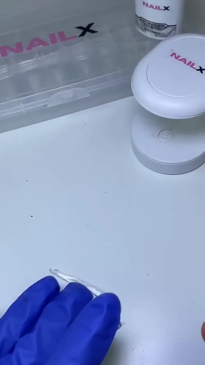 Modelliergel auf dem Nagel