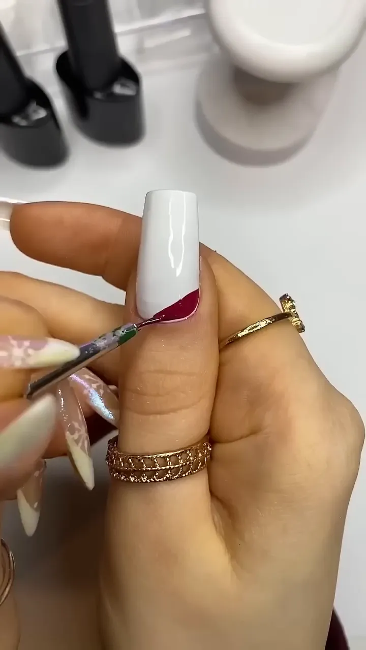 Nagel mit weißer Grundierung