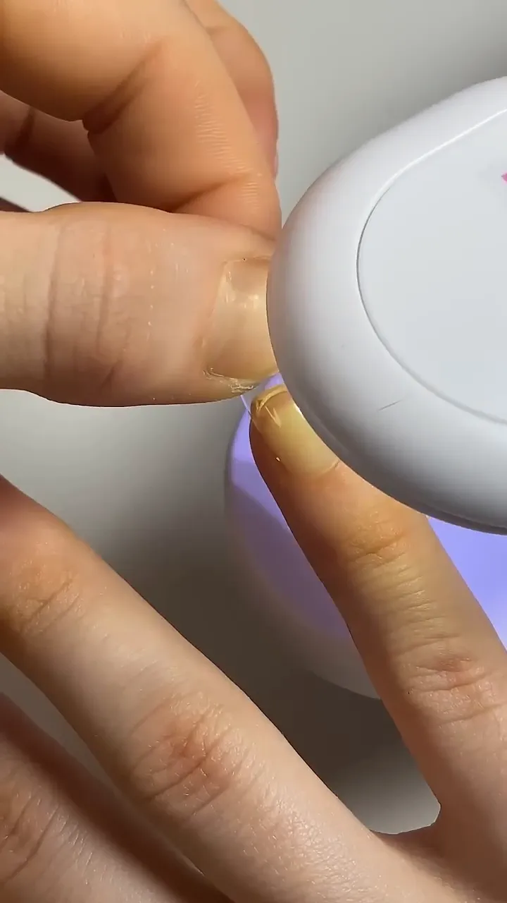 Gel auftragen und Lampe halten