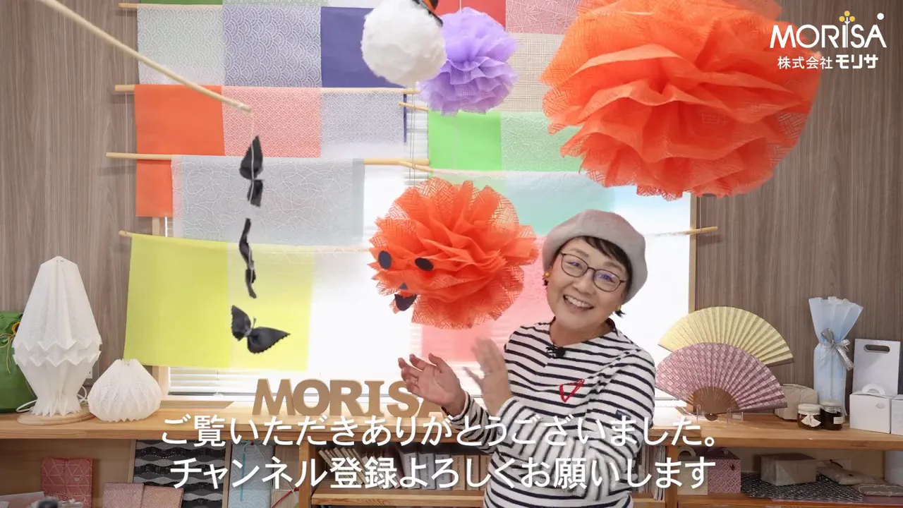 完成した和紙ボールを手に持って見せる様子