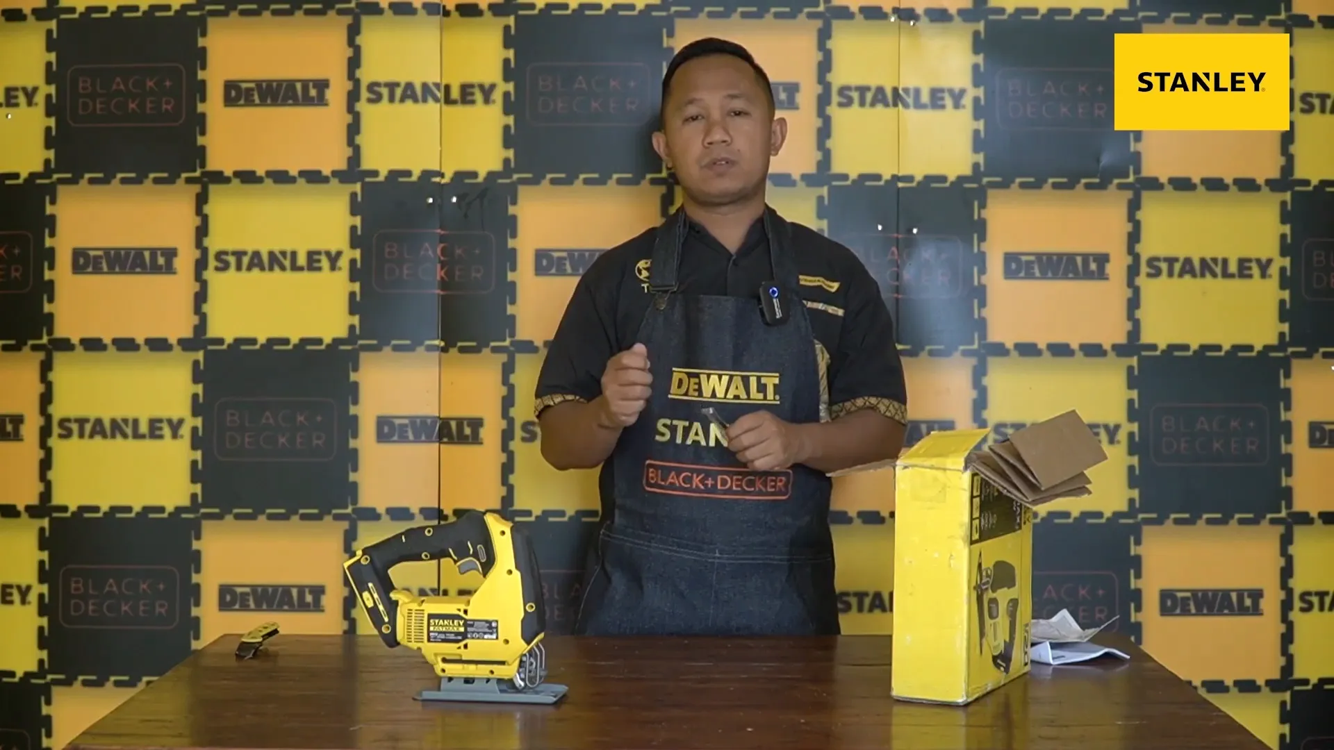 Mở hộp máy cưa Stanley SCJ600
