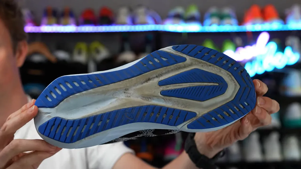 Side profile of the Asics Novablast 5 showing the cushioning