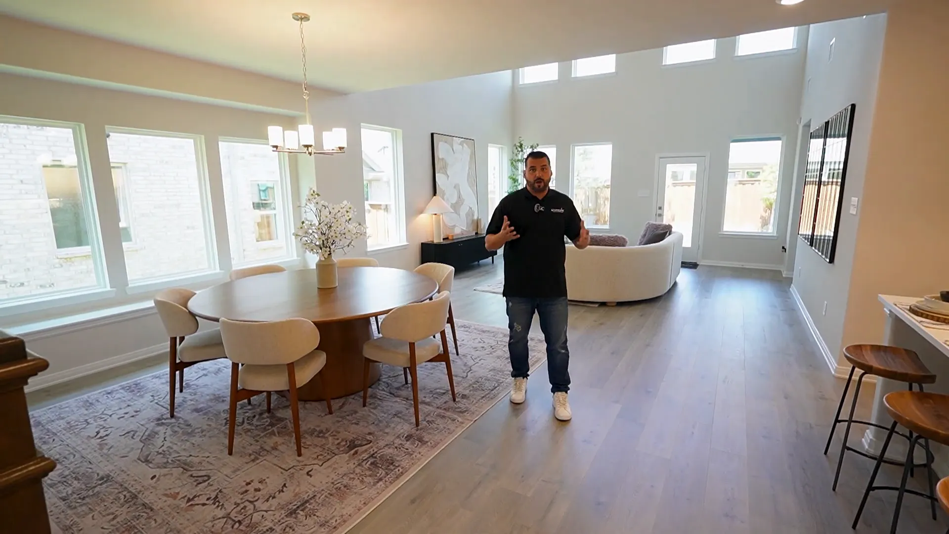 Massive informal dining area in open-concept main living