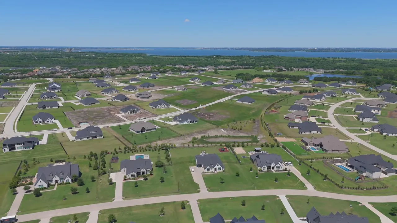 High-resolution aerial of Las Brisas at Stoney Creek showing one-acre lots, roads, homes and community ponds near Sunnyvale, TX.