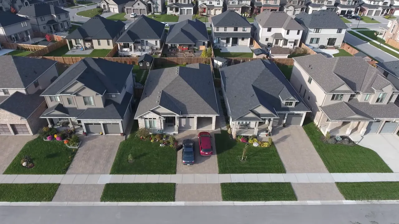 Agent explaining timing and checklist for walkthrough