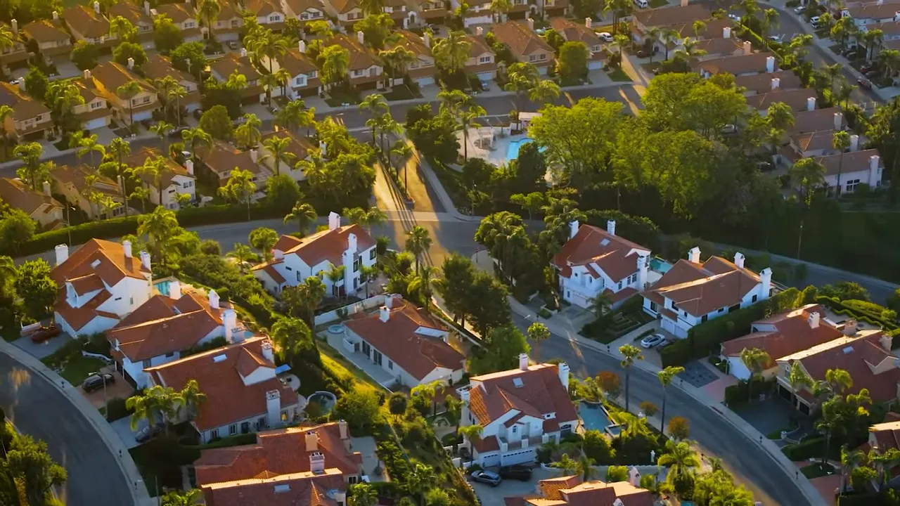 Aerial neighborhood image with text saying more leverage on listings sitting 45 plus days