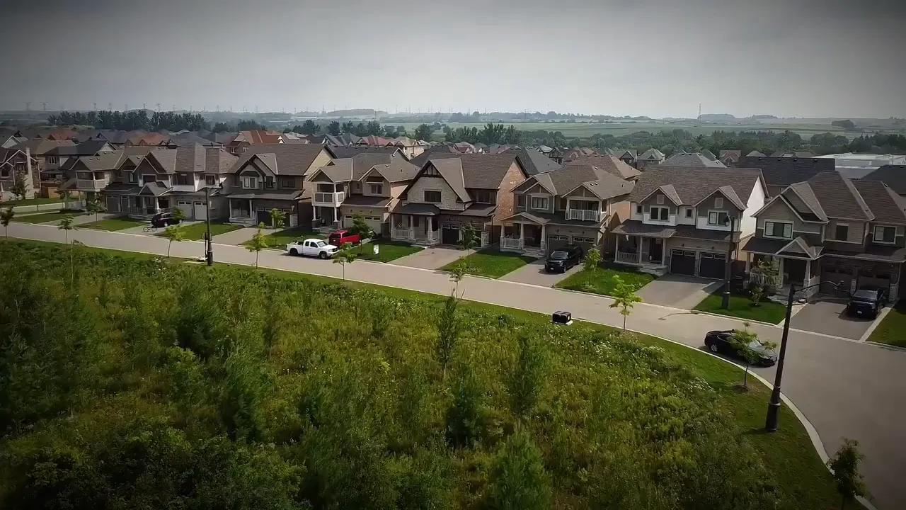 Woman holding a stack of cash with a prominent '5%' overlay