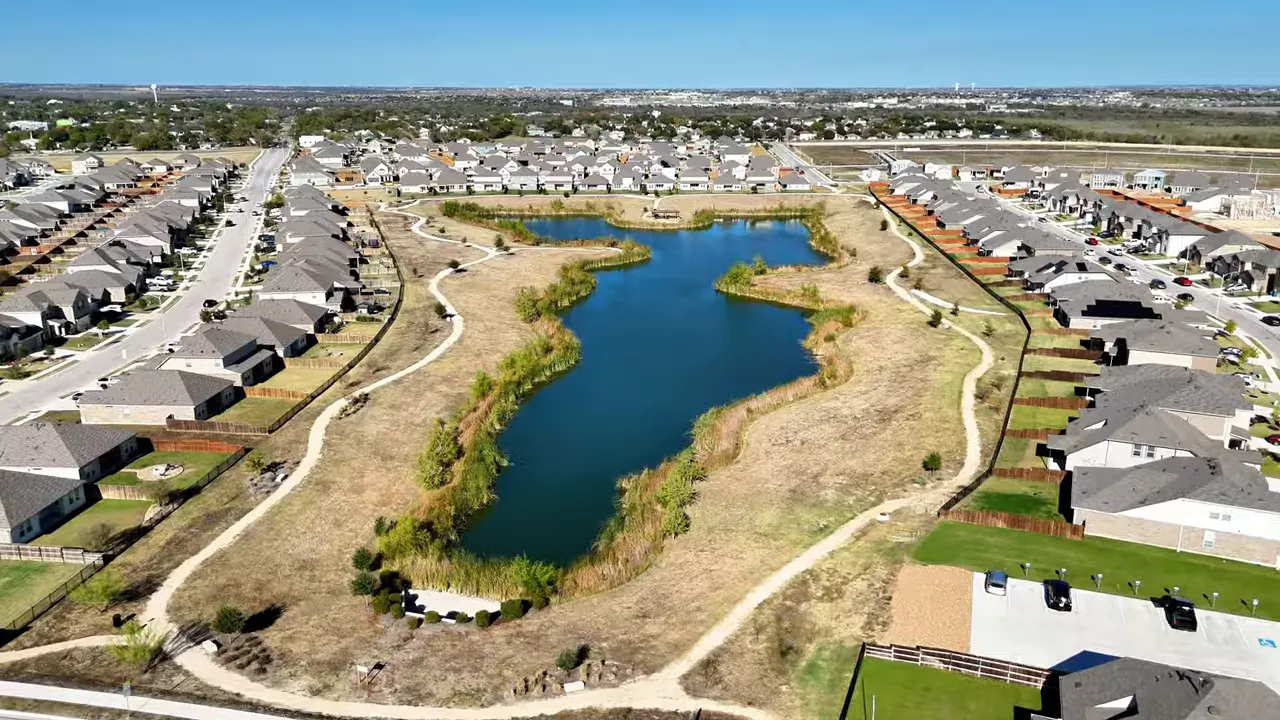 HERS Index energy-efficiency scale with Whisper Valley homes highlighted near the low (more efficient) end