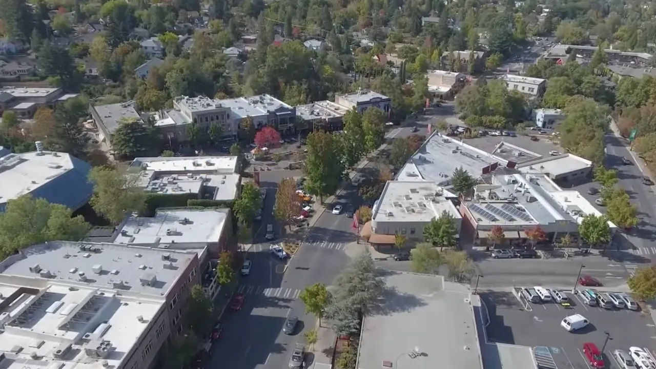 Aerial map of Medford showing Interstate 5, Highway 99, downtown label and a blue route overlay marking the driving tour path.