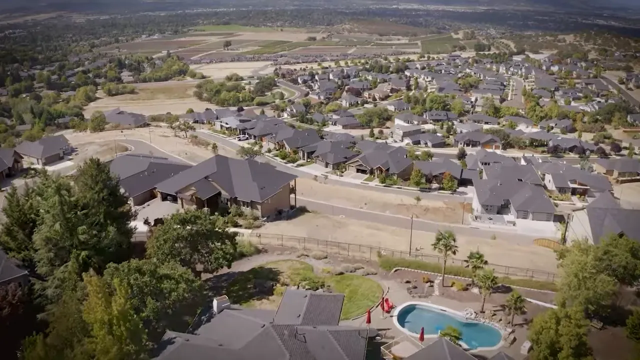 Aerial map of Medford showing Interstate 5, Highway 99, downtown label and a blue route overlay marking the driving tour path.