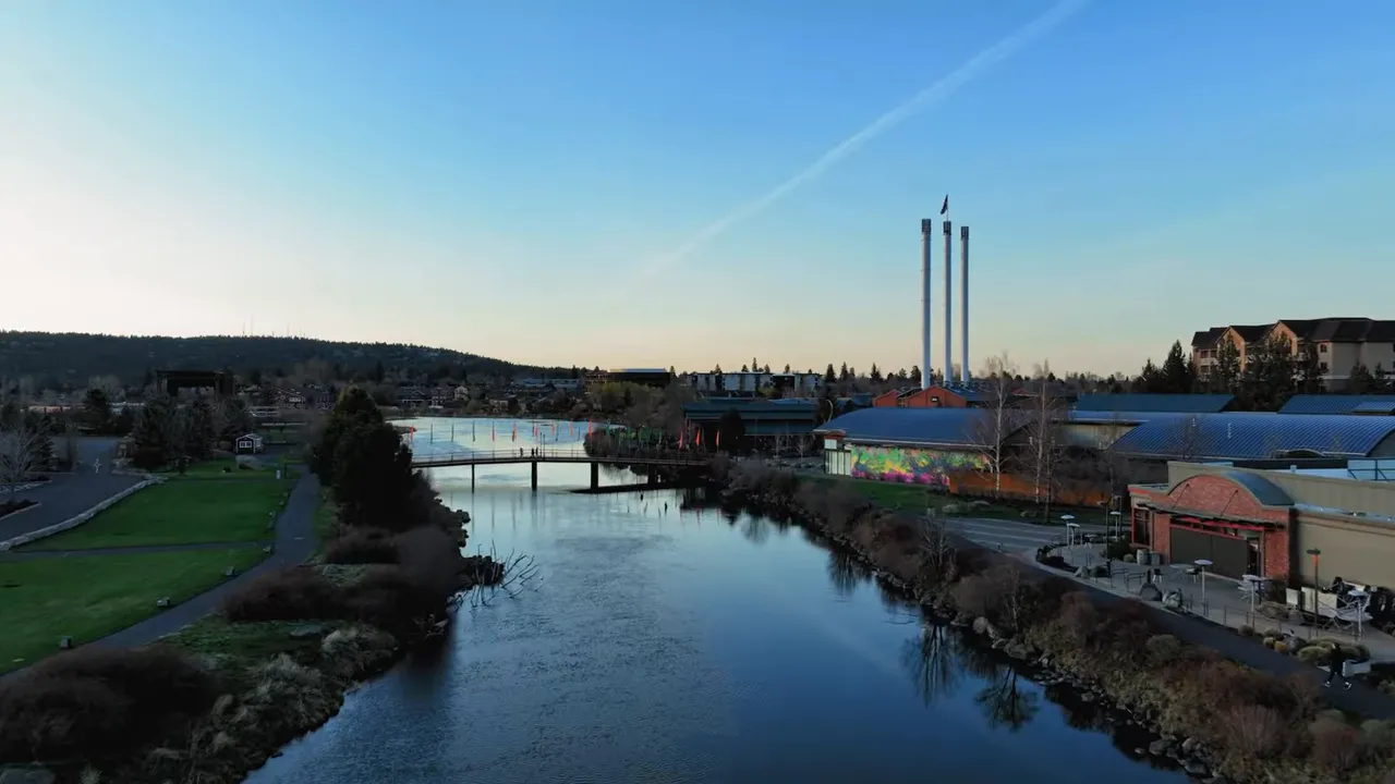 Drake Park Bend Oregon walkway and green lawn along the river