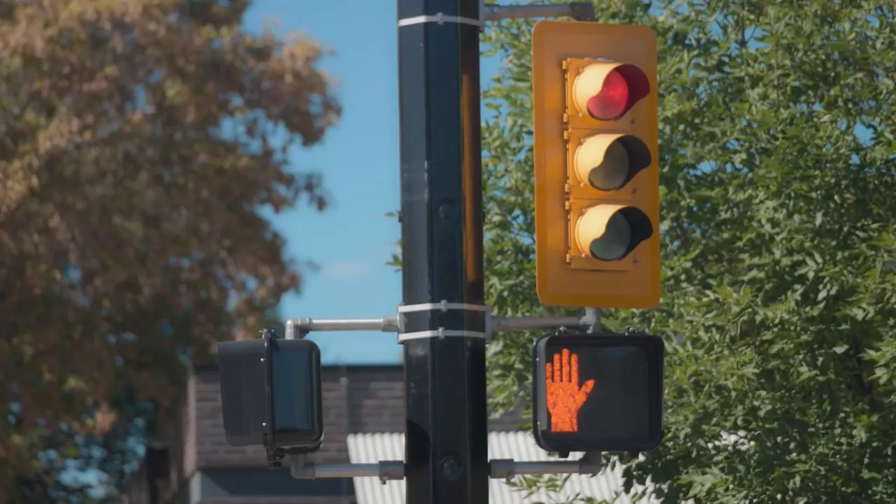 Screenshot of a traffic signal with a warning about drivers and red lights in Columbus Ohio