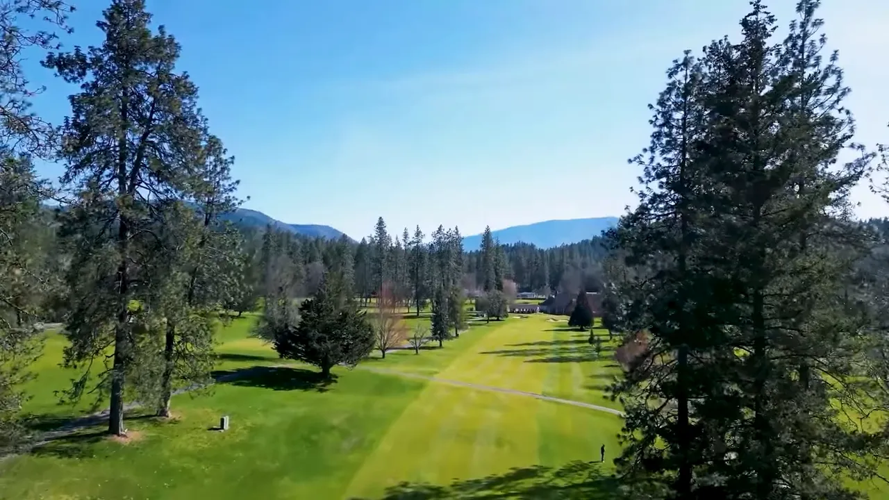 Clubhouse and social area at Grants Pass Golf Club