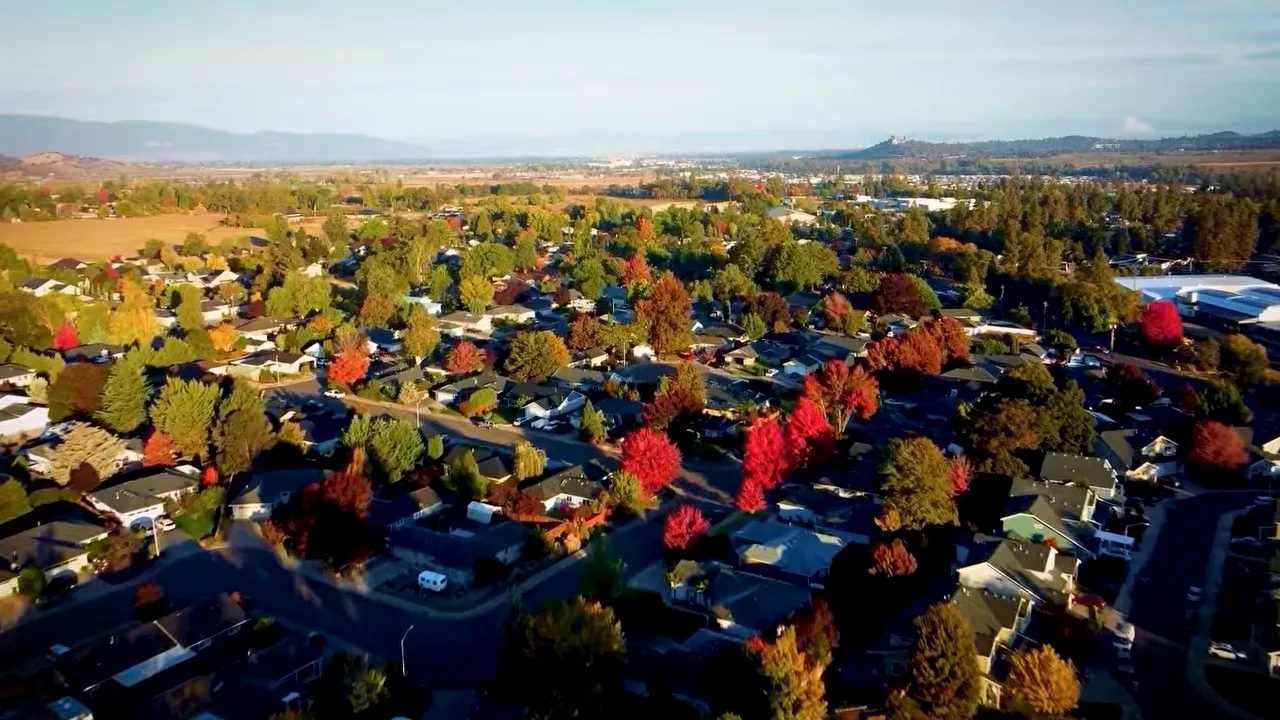 Infographic comparing struggling versus hot home categories in the Southern Oregon housing market