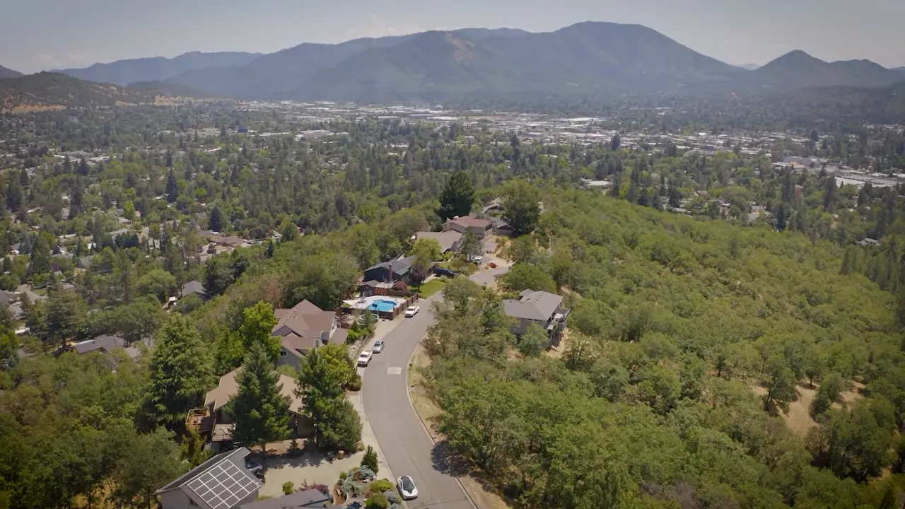 Graphic showing Southern Oregon home market categories: struggling vs hot, highlighting aggressively priced homes