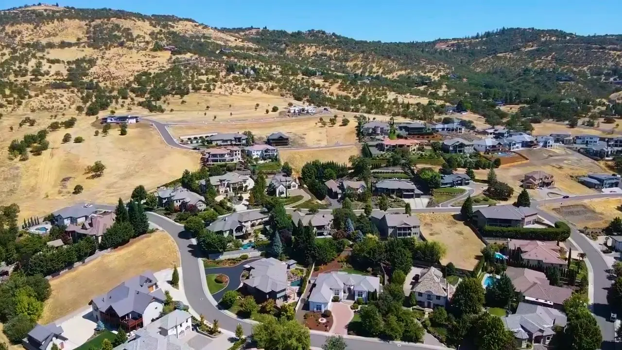 Kitchen island with quartz countertop, undermount sink, and range with tiled backsplash