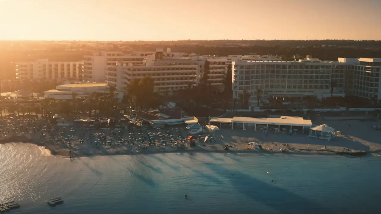 Presenter near a marina next to a Palm Beach County infographic showing median time to contract and list-to-sale comparisons for single-family homes and condos.
