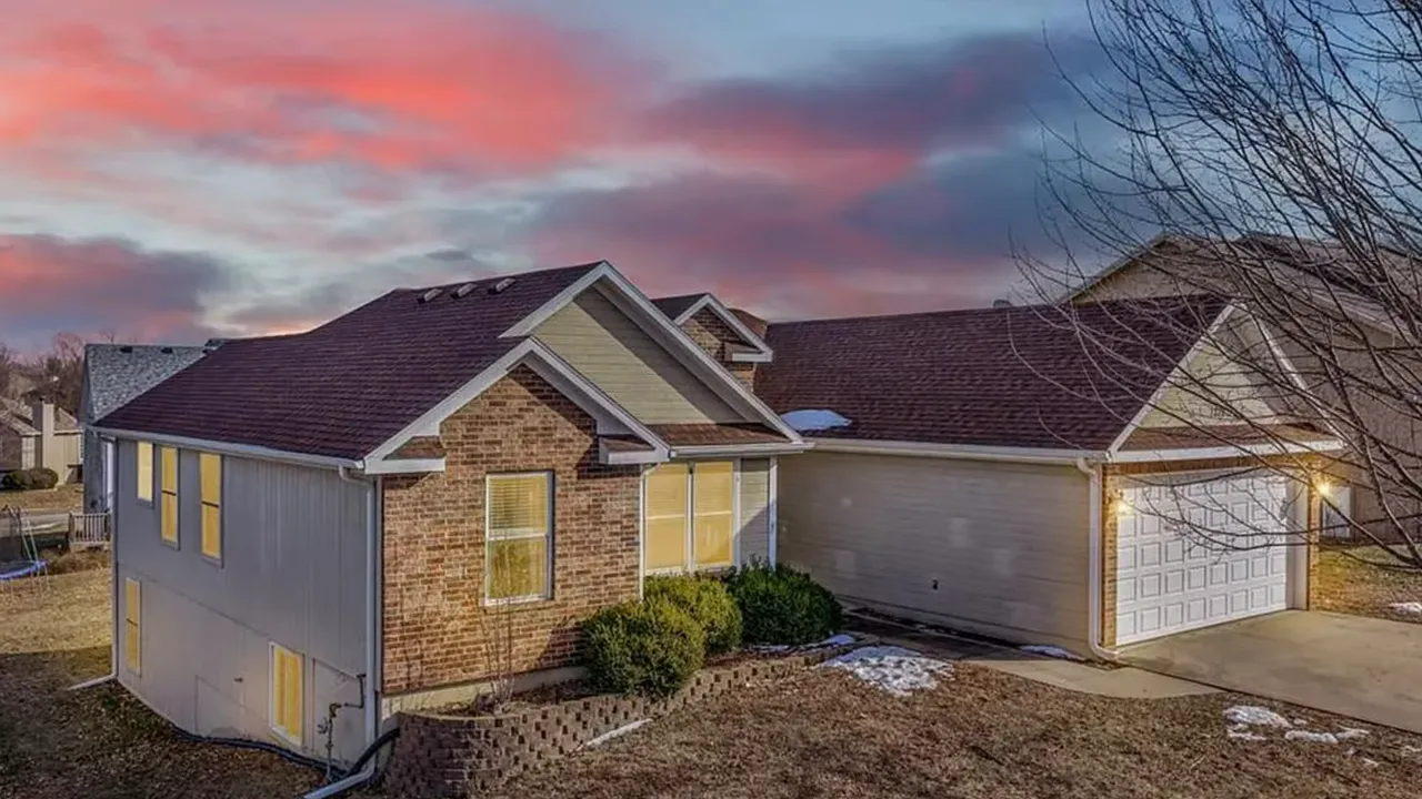 Driveway and front yard of a Country View home in Warrensburg MO
