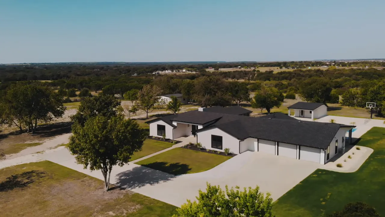 modern ranch front exterior with host on the lawn in Belton TX