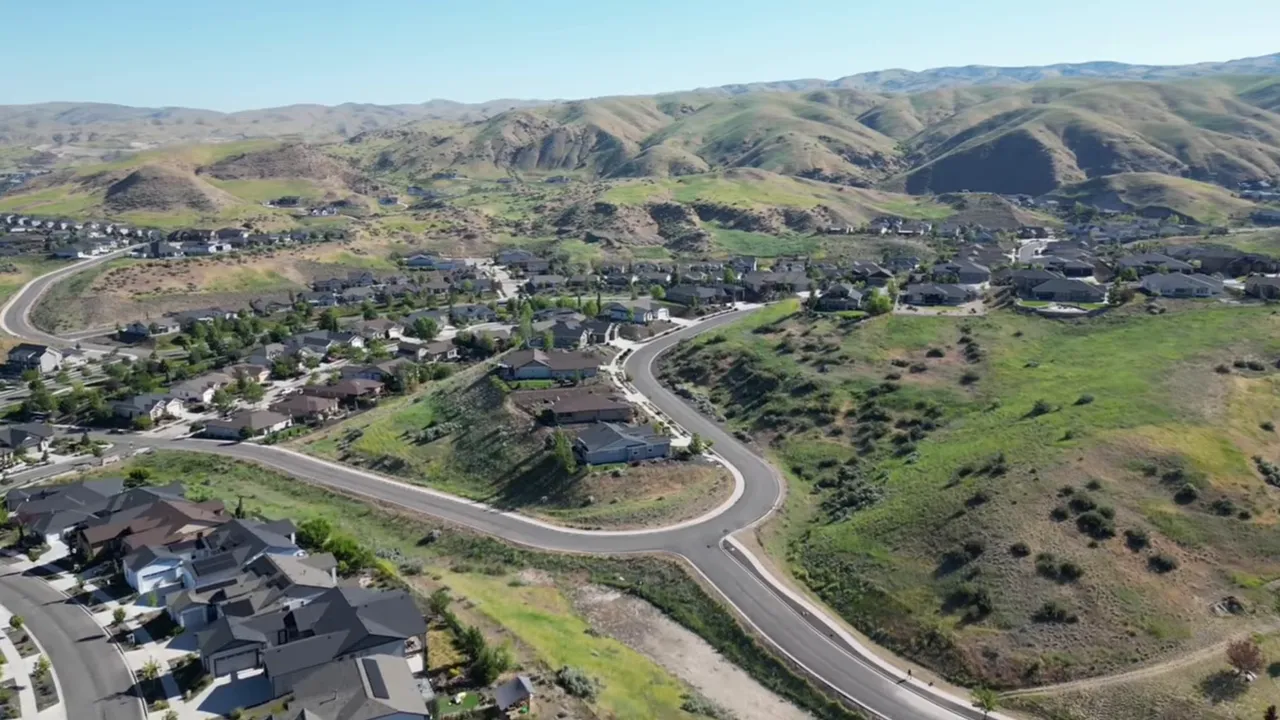 Wide green spaces and trailheads in Avamore