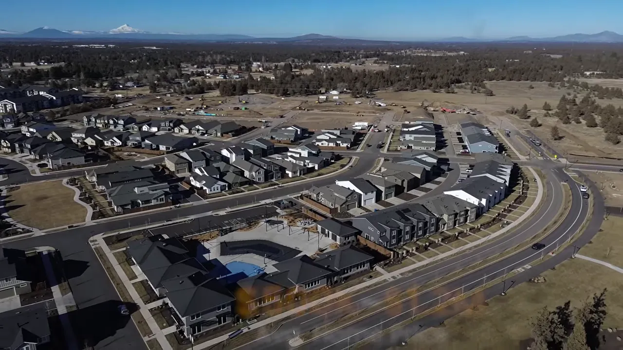Petrosa community pool and clubhouse amenities in Bend Oregon