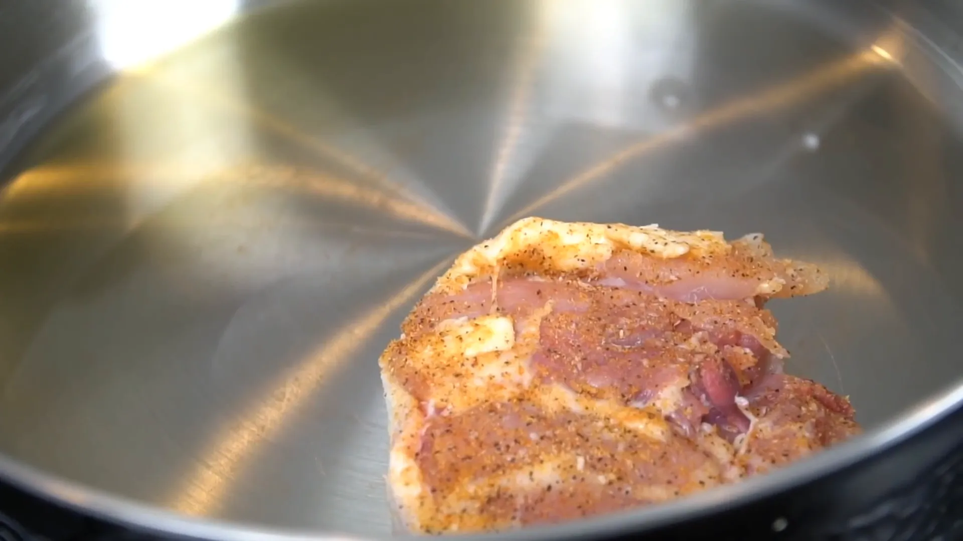 Heating skillet with oil