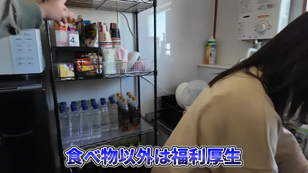 古着卸の休憩中にスマホを触るパートスタッフ（「1時間のお昼休憩」表示）