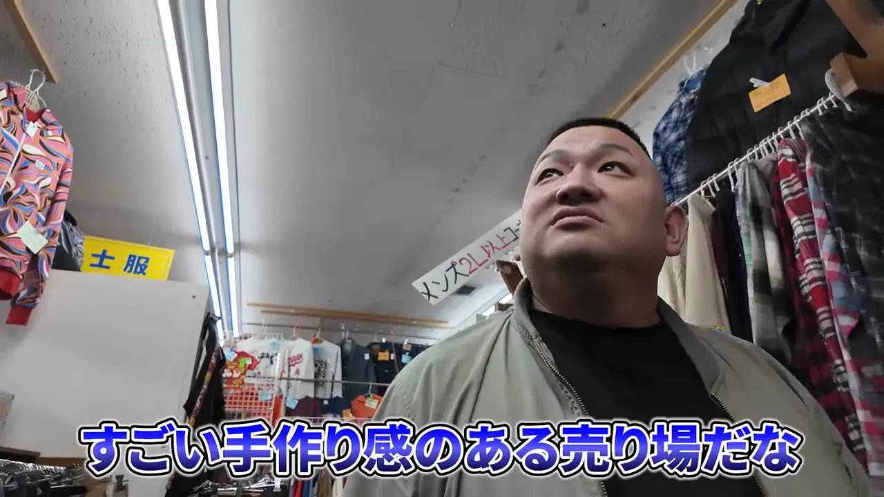 古着店の売り場で話している人物の撮影（検証風景）