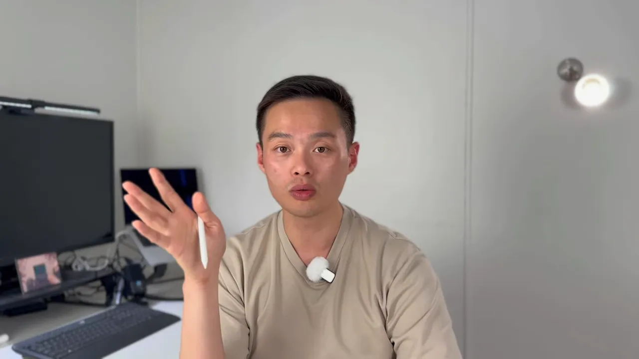 作者面向鏡頭坐在辦公桌前,表情專注且畫面清晰
