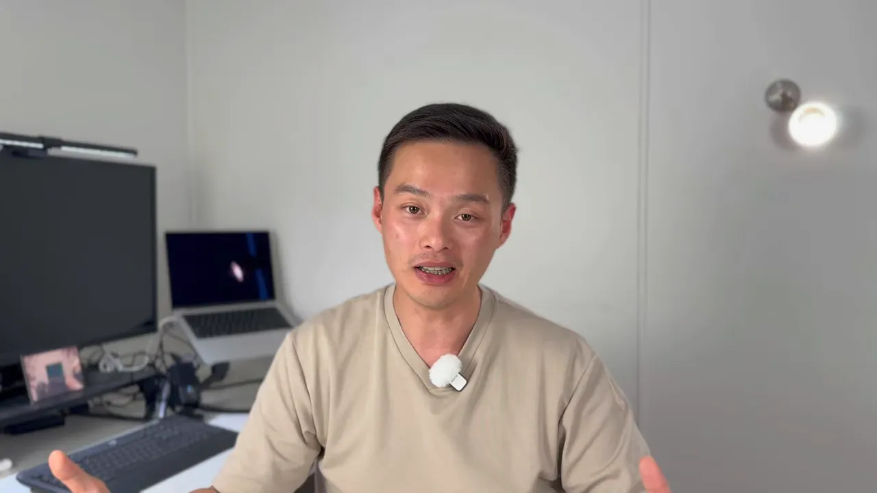 主持人清晰頭像,笑容親切,背景簡潔的辦公環境